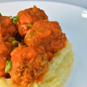 Albóndigas a la pomarola con puré